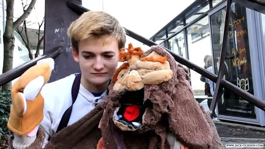 p>杰克·格里森 i>(jack gleeson) /i>,1992年5月20日出生于爱尔兰