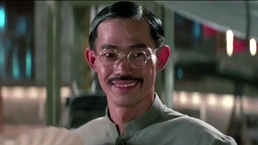 山洞发现好多军火,跟敌人最后对决,元华太搞笑啦 #电影剪辑