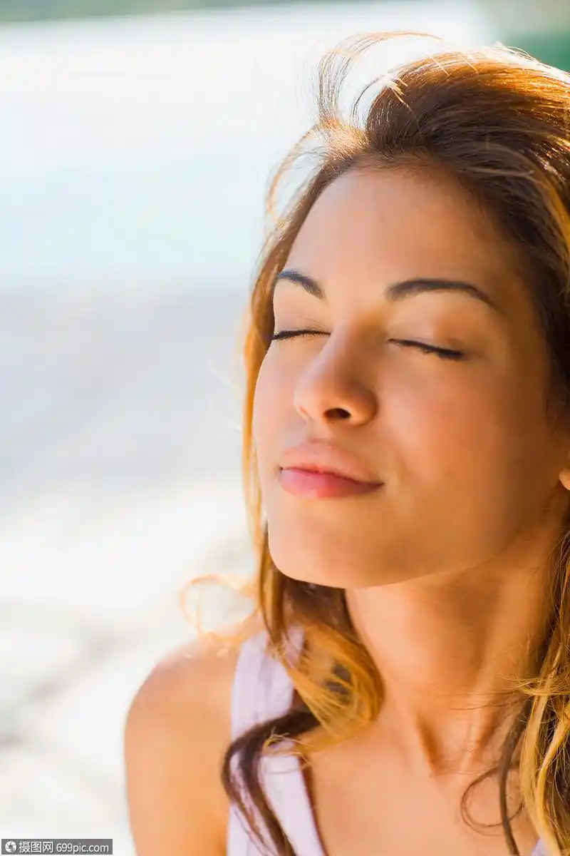 在户外闭上眼睛的女人
