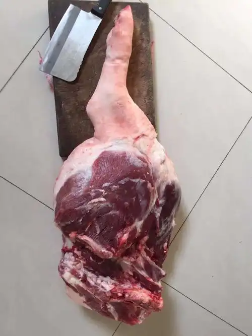 朋友送的大猪腿,自家养的,这个肉很香哦.