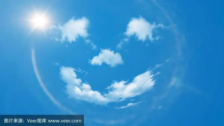 夏季背景-蓝色的天空与云朵和太阳作为一个积极的笑脸图标的表情符号