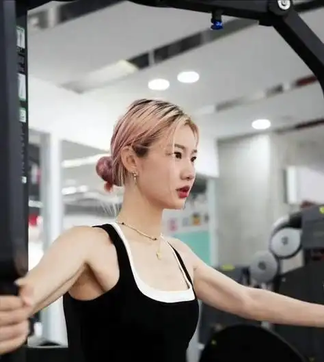 有颜有实力!铁人三项女运动员冯竟爽,因颜值和身材受关注