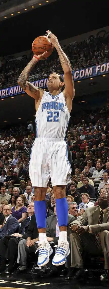 巴恩斯外线出手