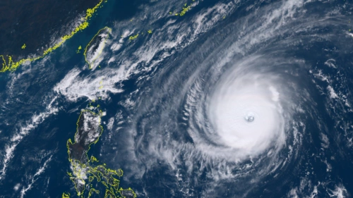 超强台风玉兔巨大风眼开出里面能装下美国纽约