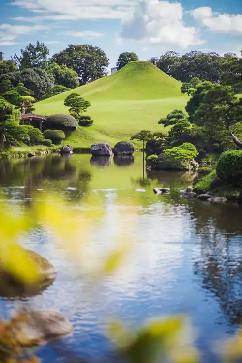 一进水前寺,满目山是绿意盎然的树木花卉,人工山水将水前寺衬托得非常