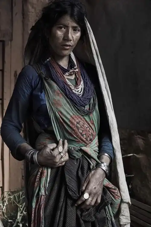 他们的生活依旧如迷