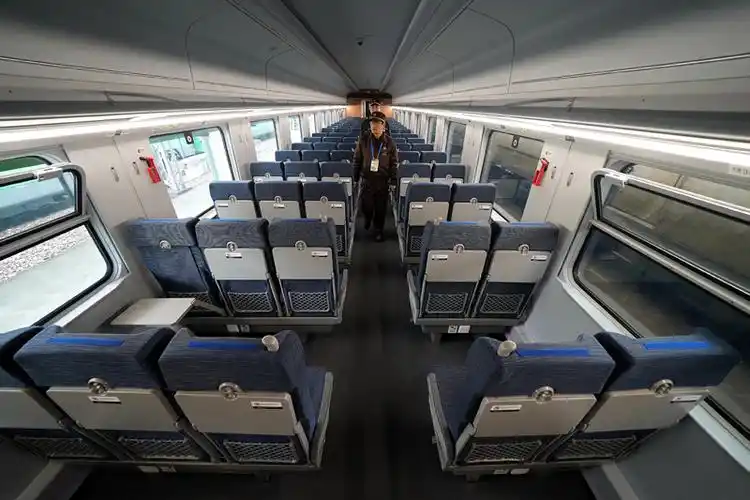 这是cr200j动车组列车内的硬座车厢(1月6日摄).