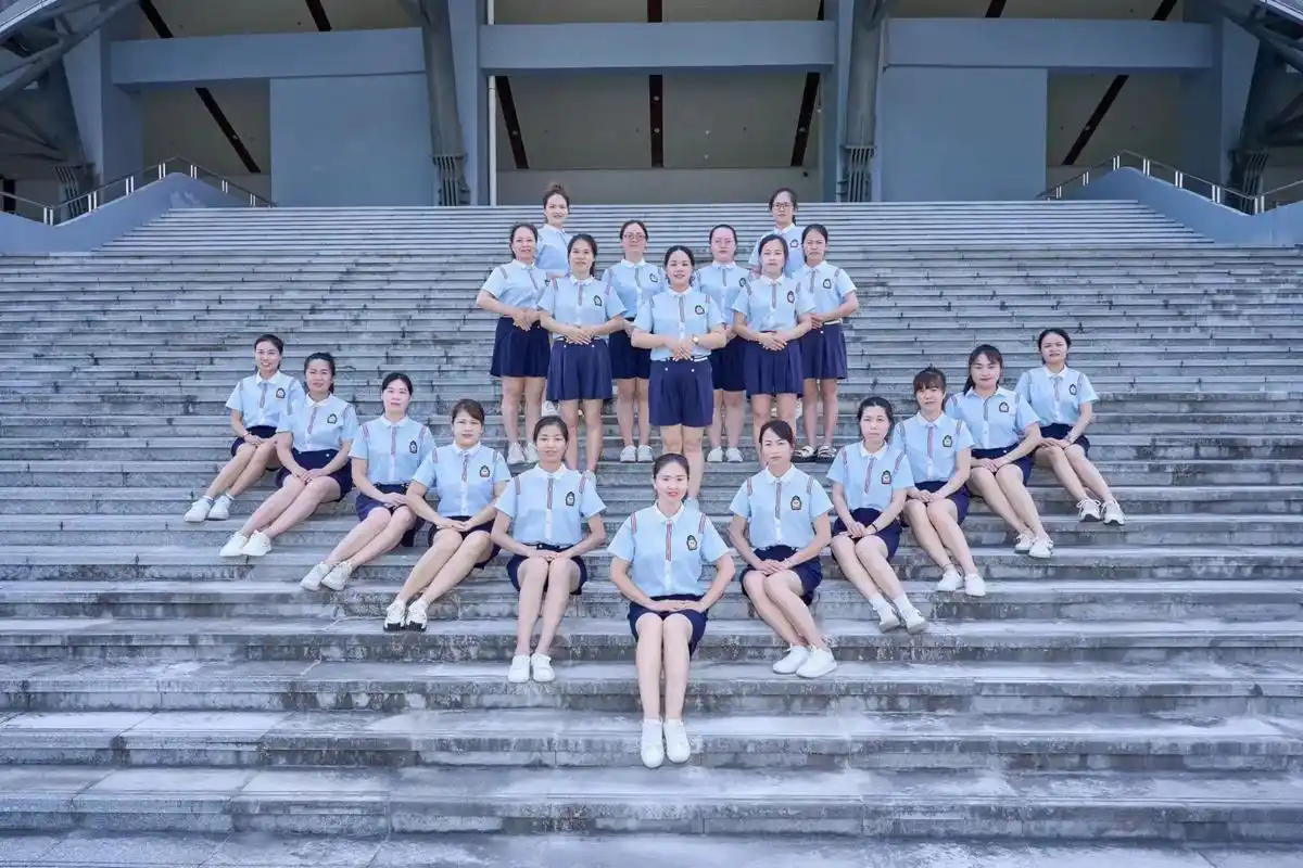 96教师集体照96有幸遇见7815,并肩前行78 没有完美的个人