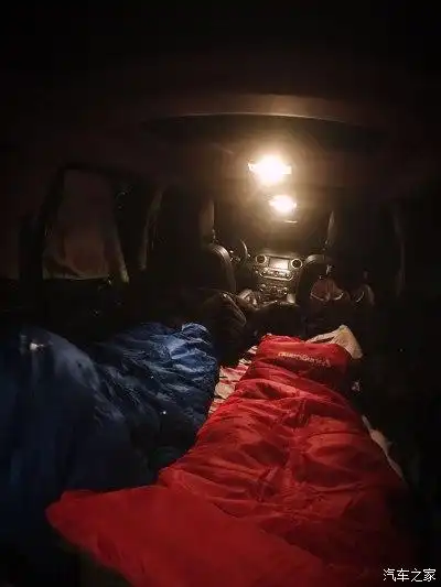 睡车里还舒服只过早才发现原来睡夜 天窗没有关