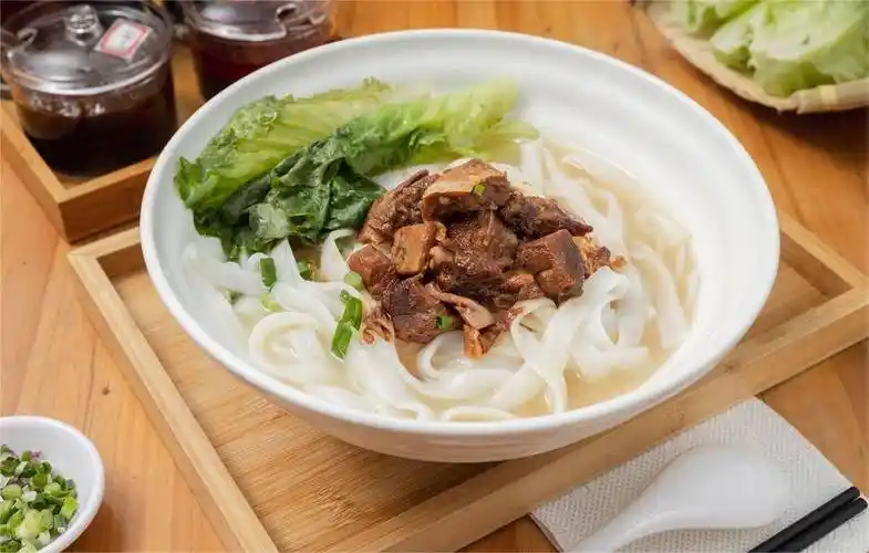 牛腩粉操作方法也很简单稀释比例30倍,用纯净水煮沸后进行冲调每家