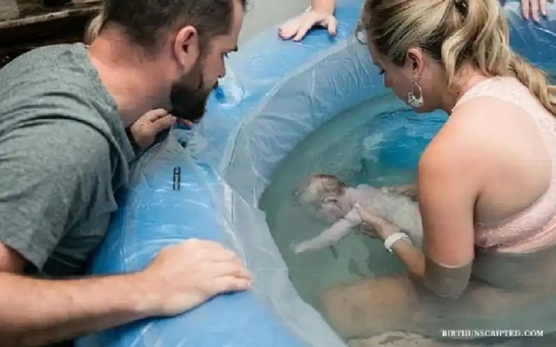 实拍女子在家独自水中分娩生下小孩的全过程~太不容易了!