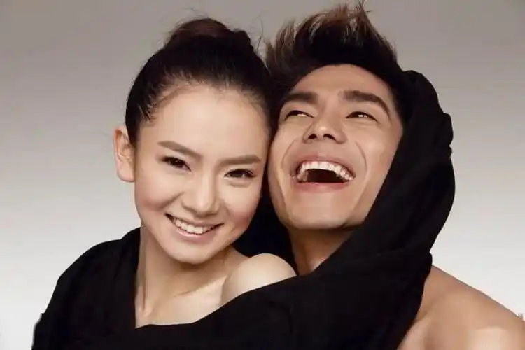 之后戚薇与同节目选秀出身的袁成杰,以"男才女貌"组合身份,推出了他们