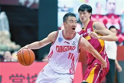 7月22日,青岛国信双星队球员邵英伦(前)在比赛中带球进攻.