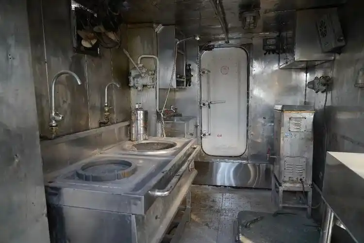 沧海横渡,戈壁军旗飘扬——海军护卫艇落户石河子市