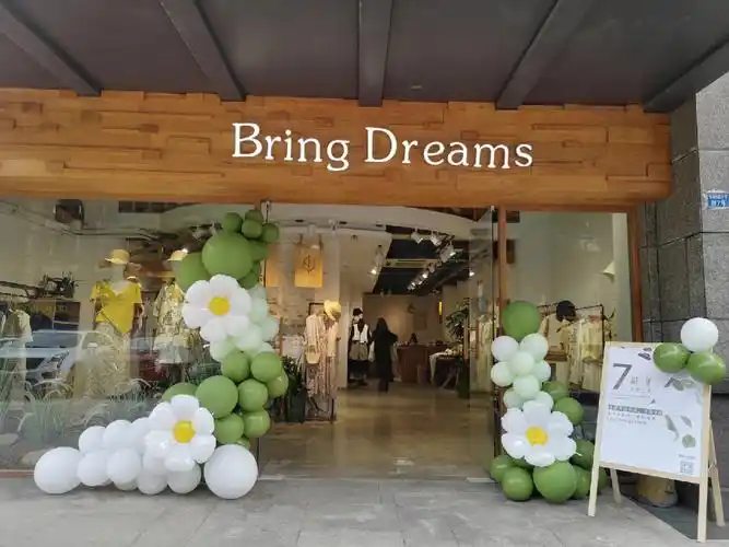 服装店布置简单易做的气球造型