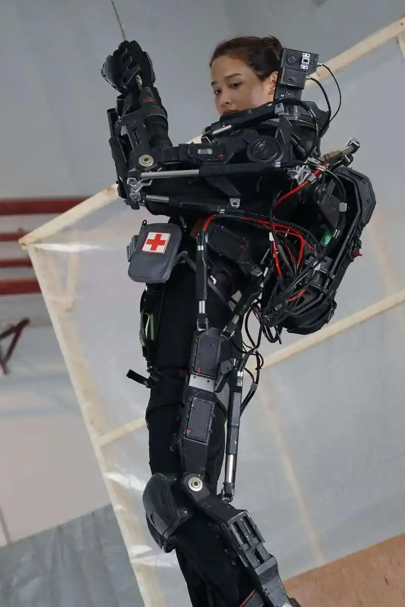外骨骼机器人,会自主行走兼做保安的门框机器人,运输 手臂协作 - 抖音
