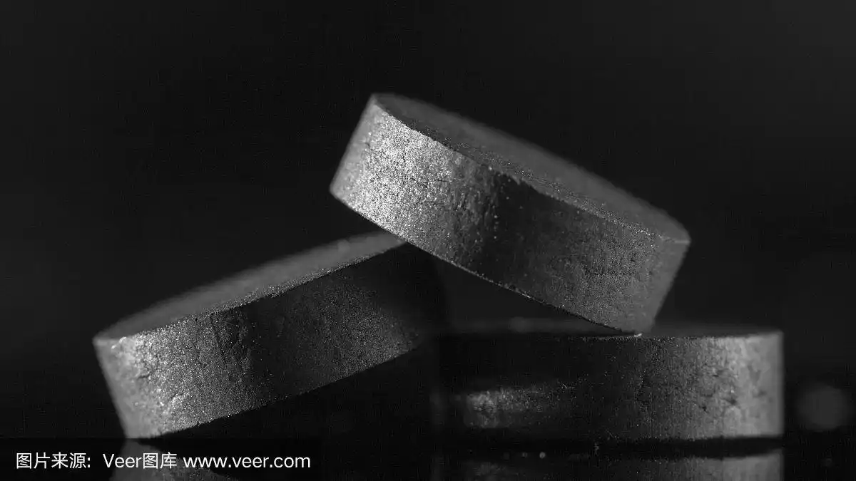 药物,黑色活性炭片在黑色背景下背光