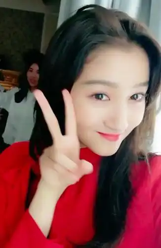 关晓彤自拍视频甜笑卖萌 对镜头比心俏皮可爱