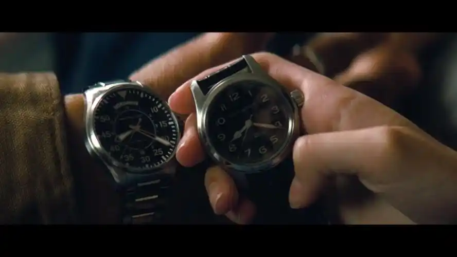 通过电影中手表指针发出的摩斯密码,解开了父亲的信息,最终拯救世界