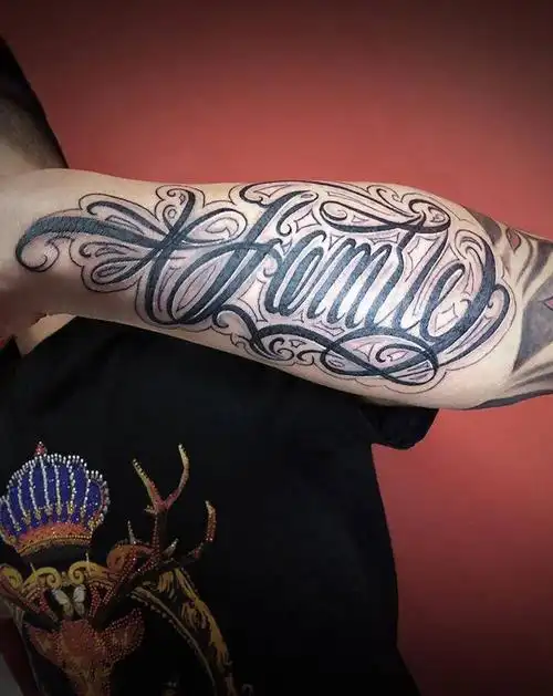 小臂卡其诺花体 "家庭"纹身图片_手臂纹身图案