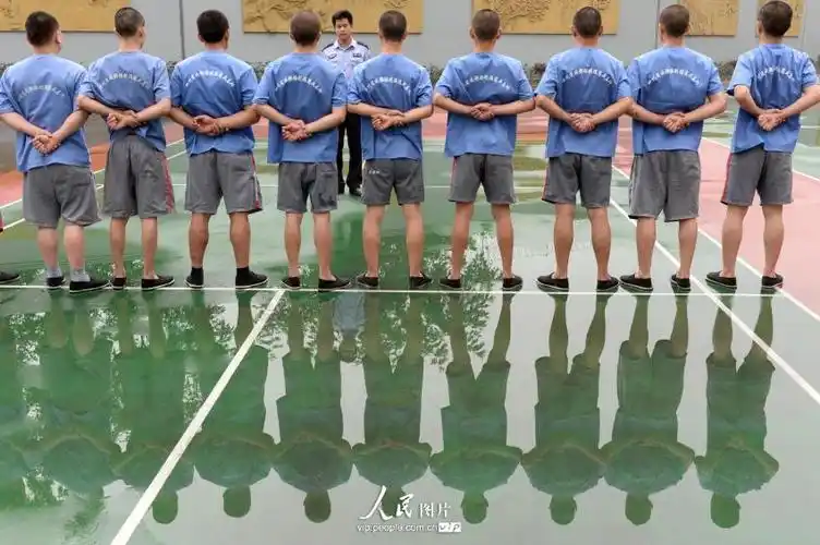 6月24日,在四川省成都强制隔离戒毒所,戒毒人员在做队形训练.