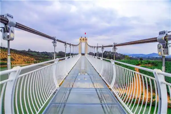 登彩虹台阶挑战水上玻璃桥玩玻璃滑道广州首座玻璃桥这样玩