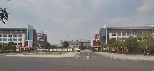 吉安白鹭洲中学(城南校区)周边环境真的很美,晚上没事的时候可以到这