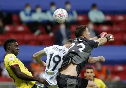 美洲杯半决赛阿根廷vs哥伦比亚半场战报:梅西助攻 劳塔罗进球