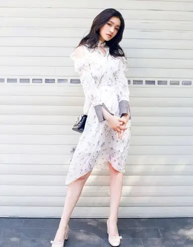 林允越来越有范了穿超短裙配高筒靴仰拍视角下大长腿无敌