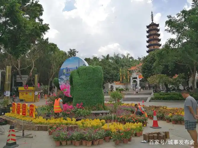 如诗如画的深圳龙华公园,因国庆节的到来,而变得更加美丽典雅