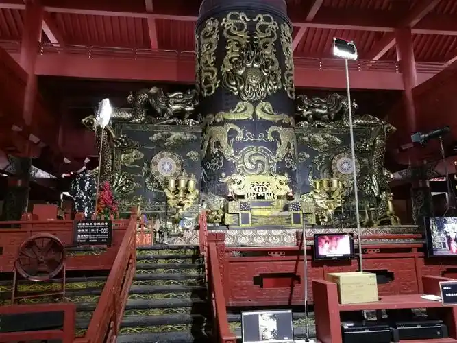 大殿内景及中央归一柱.