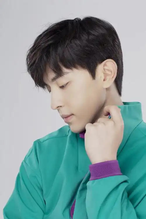 邓伦绿色运动装帅气写真图片