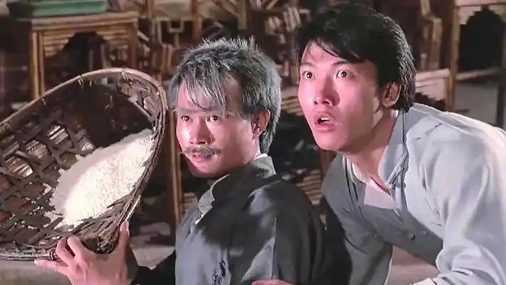 英叔跟徒弟联手对付僵尸,可对方实力太强,占不到上风