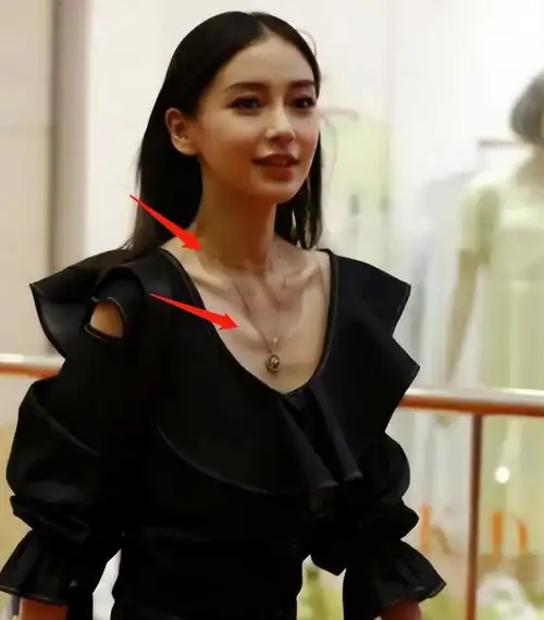 而生完孩子后,杨颖也的确瘦了下来,脖子下面的肋骨突出,瘦得吓人.