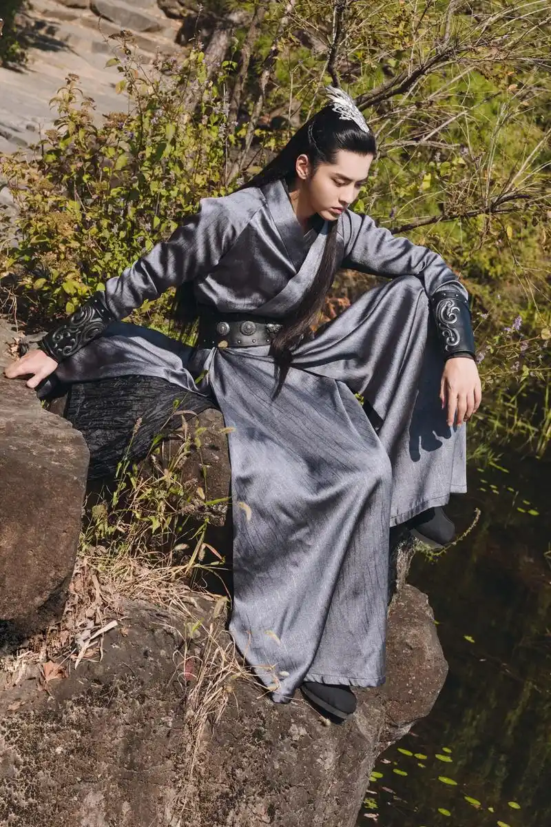 吴亦凡古装造型曝光 手握长剑英姿飒爽气度非凡