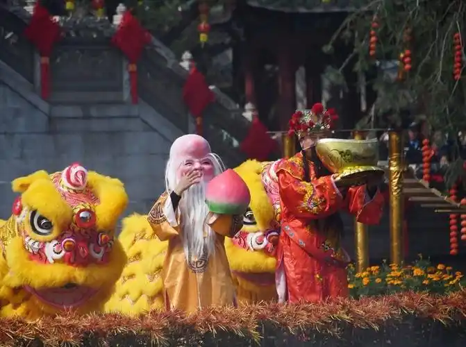 雄狮攀高桩,欢乐大头佛,快到番禺欣赏精彩新春文化活动