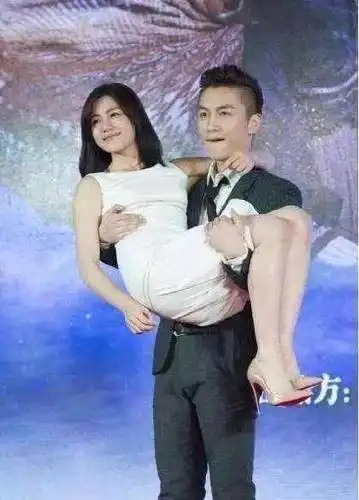 明星夫妻玩公主抱 佟丽娅最尴尬 马蓉看起来最重 李小璐最甜蜜