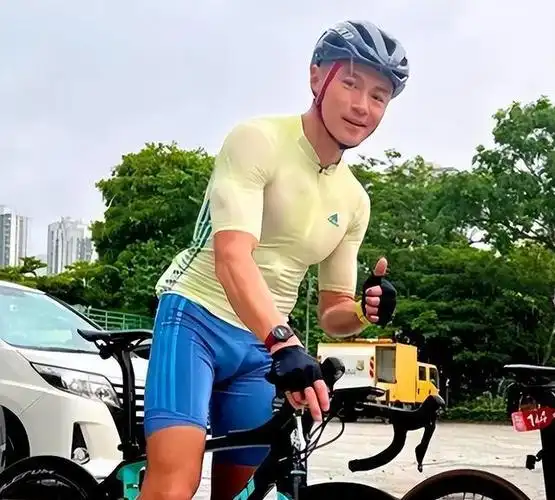 他人帅演技佳,是香港知名马主女婿,大龄生2儿,热爱运动0绯闻|黄浩然