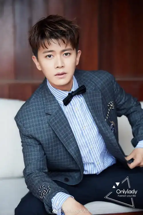 矜贵有型,利落的发型为整体look更添一份清爽,十分好看了～ @任嘉伦