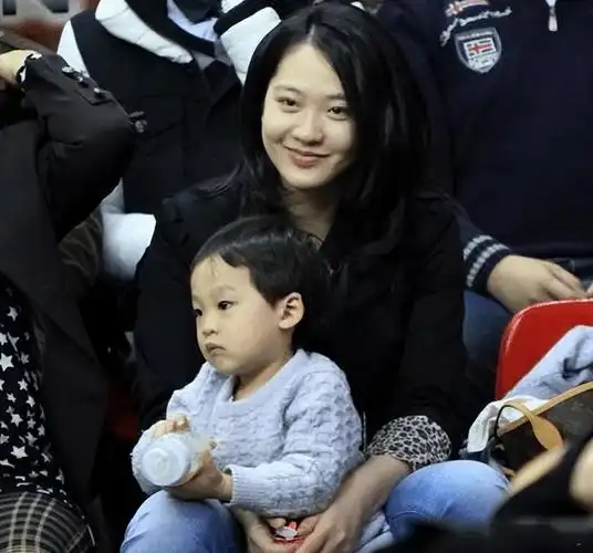 篮球名将朱芳雨:一婚娶体操女神生两个儿子,二婚娶富家千金_蓝山资讯