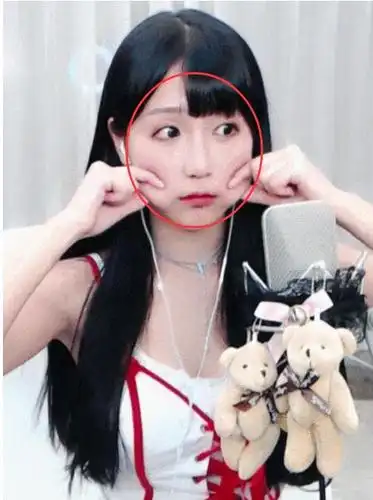 斗鱼小深深儿新发型受争议,网友称:感觉回到了十几年前!