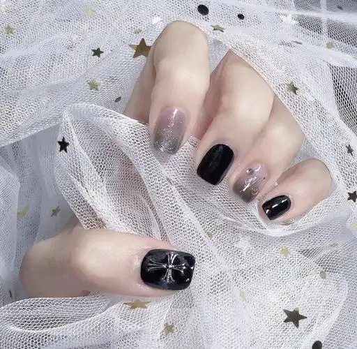 的渐变美甲,是不是也有了很温柔的气质呢~黑色给人的感觉是比较高冷的