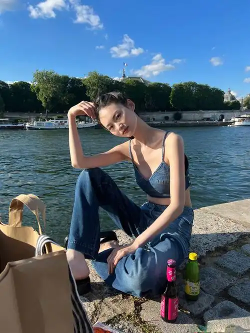 贺聪自拍美图上线牛仔裤日常百搭又甜又野的吊带上身一秒入夏