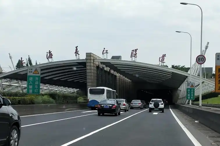 长兴岛午饭后,穿越8.95公里长的"上海长江隧道",进入上海市区.