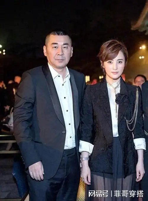 蒋勤勤与老公亮相带火了一种新穿法上身去开会下身去夜店