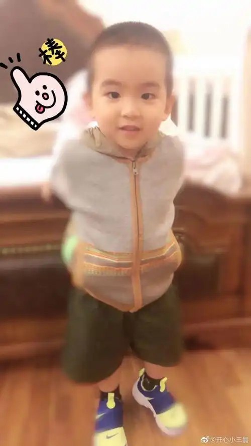 她曾经晒过婚礼的照片▽并没有,王晶的老公并不是圈内人,居然真的有人