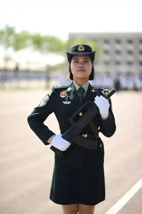 浪花白,空军天空蓝,火箭军藏青黄,武警橄榄绿,中国女兵身着春秋裙服