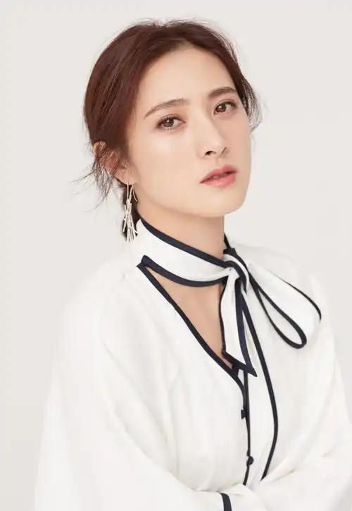 百变女神隋俊波飒爽写真干练不失优雅