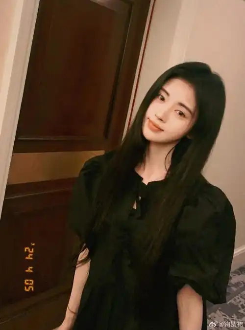 鞠婧祎鞋子比脸大##鞠婧祎白袜洞洞鞋