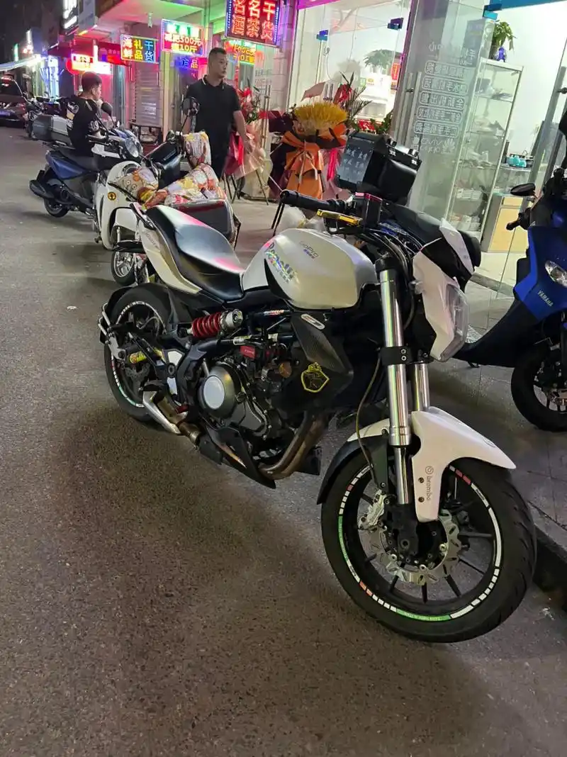 帮朋友卖一台贝纳利黄龙300,新车落地2.7万,以前我也买过 - 抖音